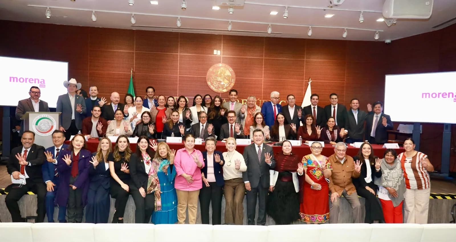 Participa Lorenia Valles en encuentro con senadoras y senadores de Morena