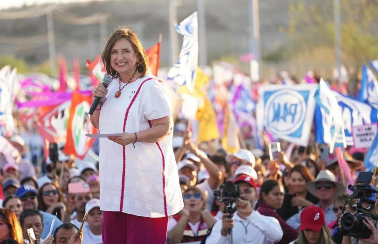 Celebra Xóchitl Gálvez encuesta donde alcanza a la candidata de Morena