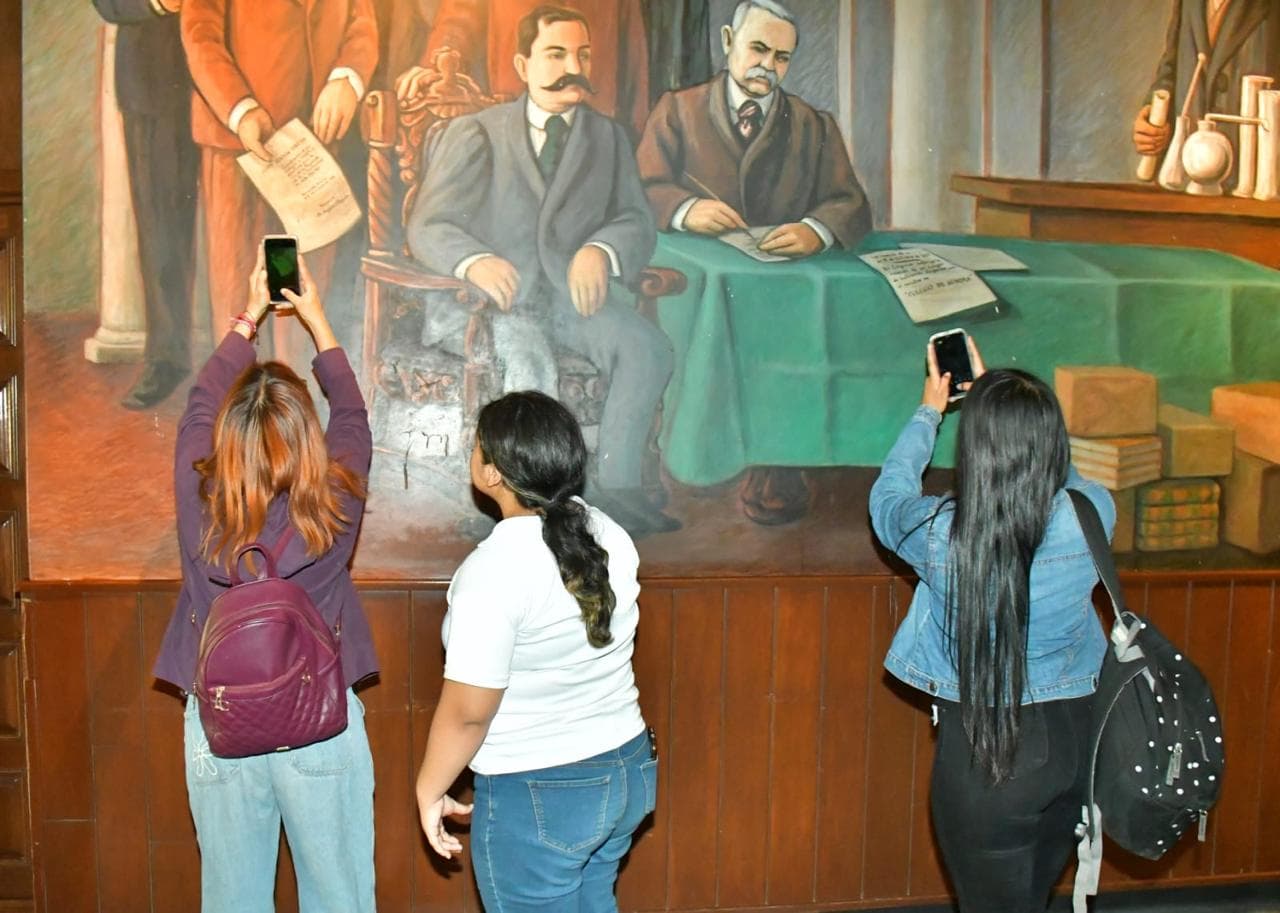 Estudiantes del COBACH aprecian murales del Palacio Municipal de Hermosillo