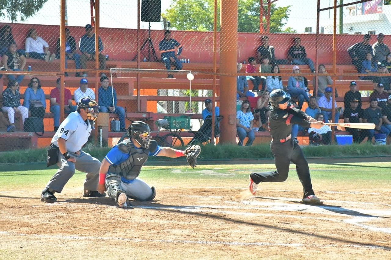 Compiten por el triunfo en la final de la Liga de Beisbol Interdependencias del Ayuntamiento de Hermosillo