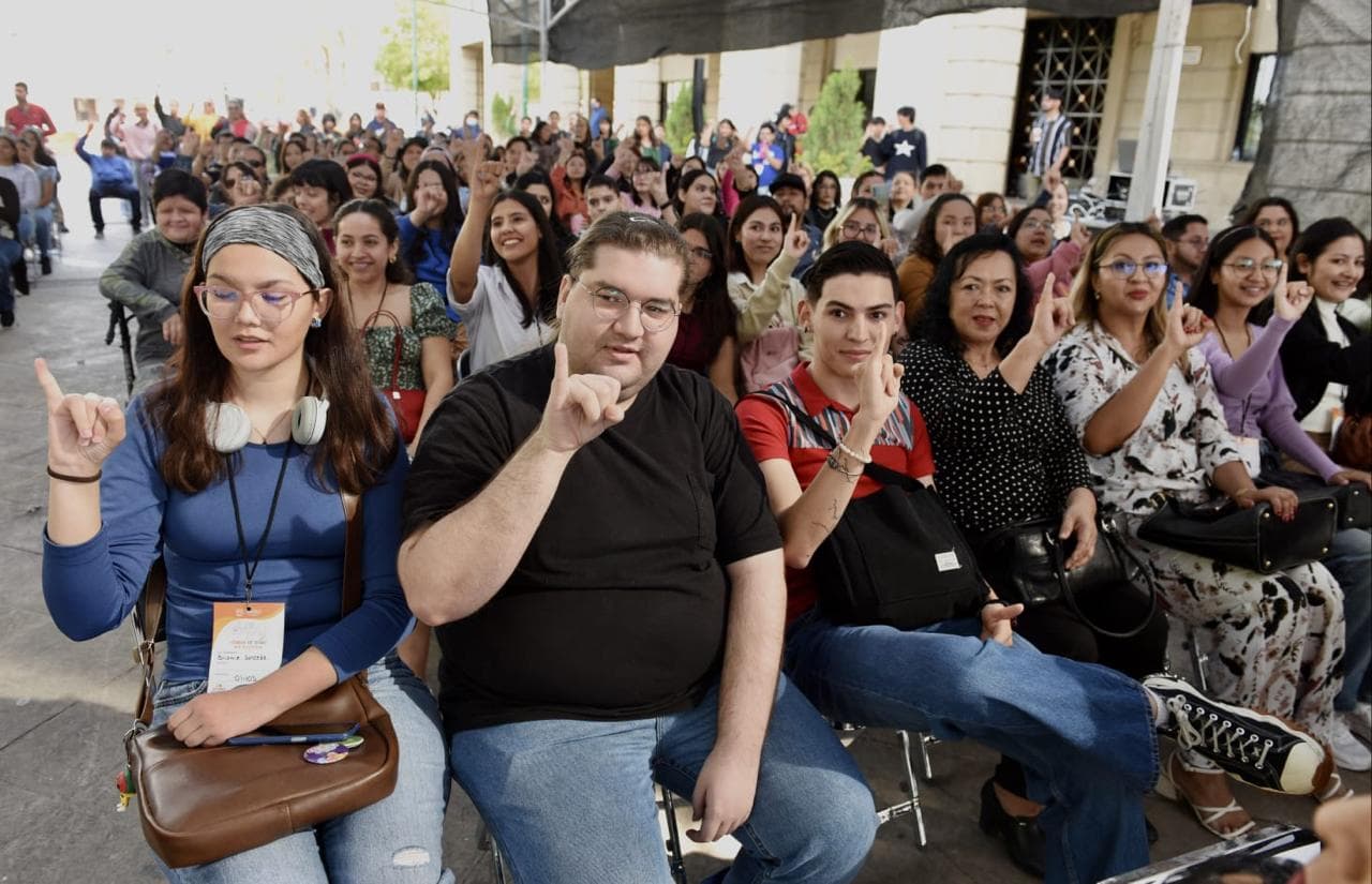Se gradúan 2 mil 400 jóvenes del Taller de Lengua de Señas Mexicana