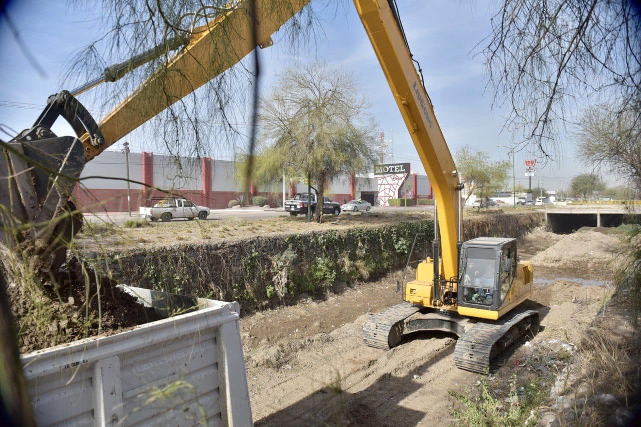 Servicios Públicos Municipales mantiene limpieza de canales