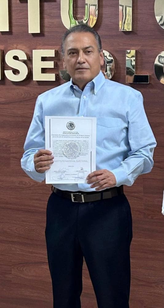 Manlio Fabio Beltrones recibe la constancia de su elección como senador, con mas de 300 mil votos a favor