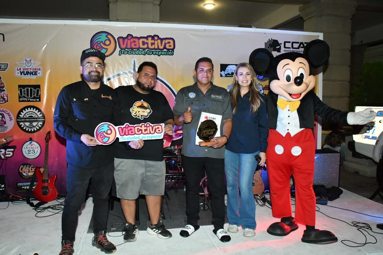 Disfrutan en familia Carshow en la Víactiva