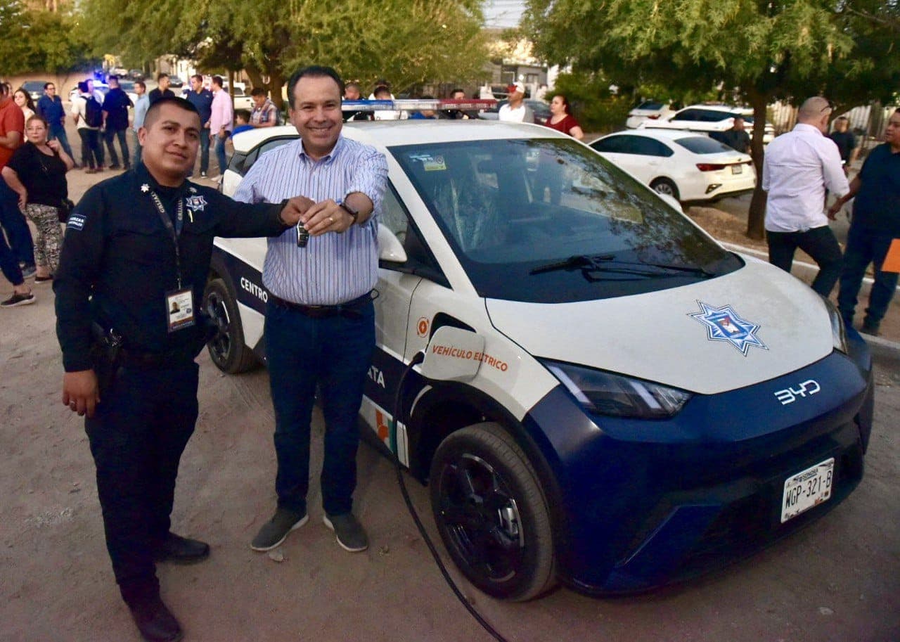 Alcalde Toño Astiazarán entrega patrulla eléctrica a vecinos de la colonia Altares