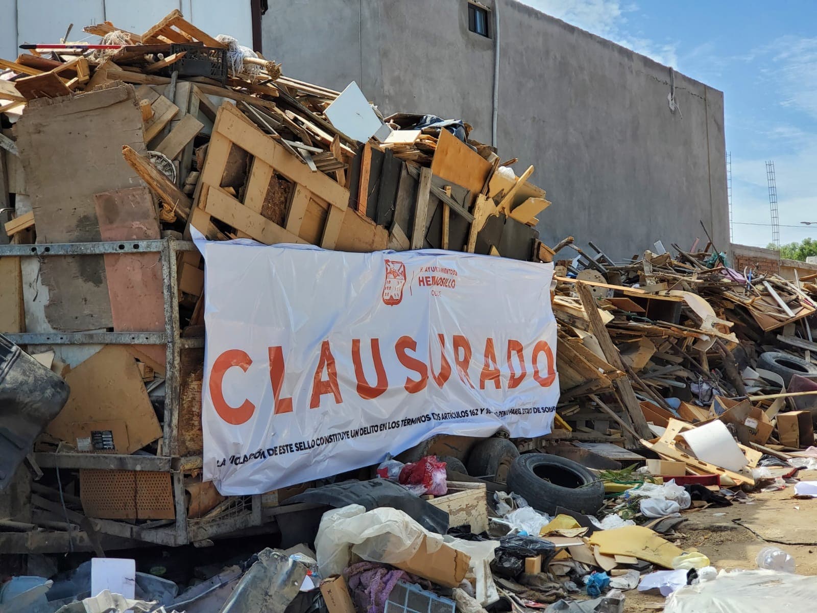 Ayuntamiento de Hermosillo clausura predio utilizado como basurero clandestino
