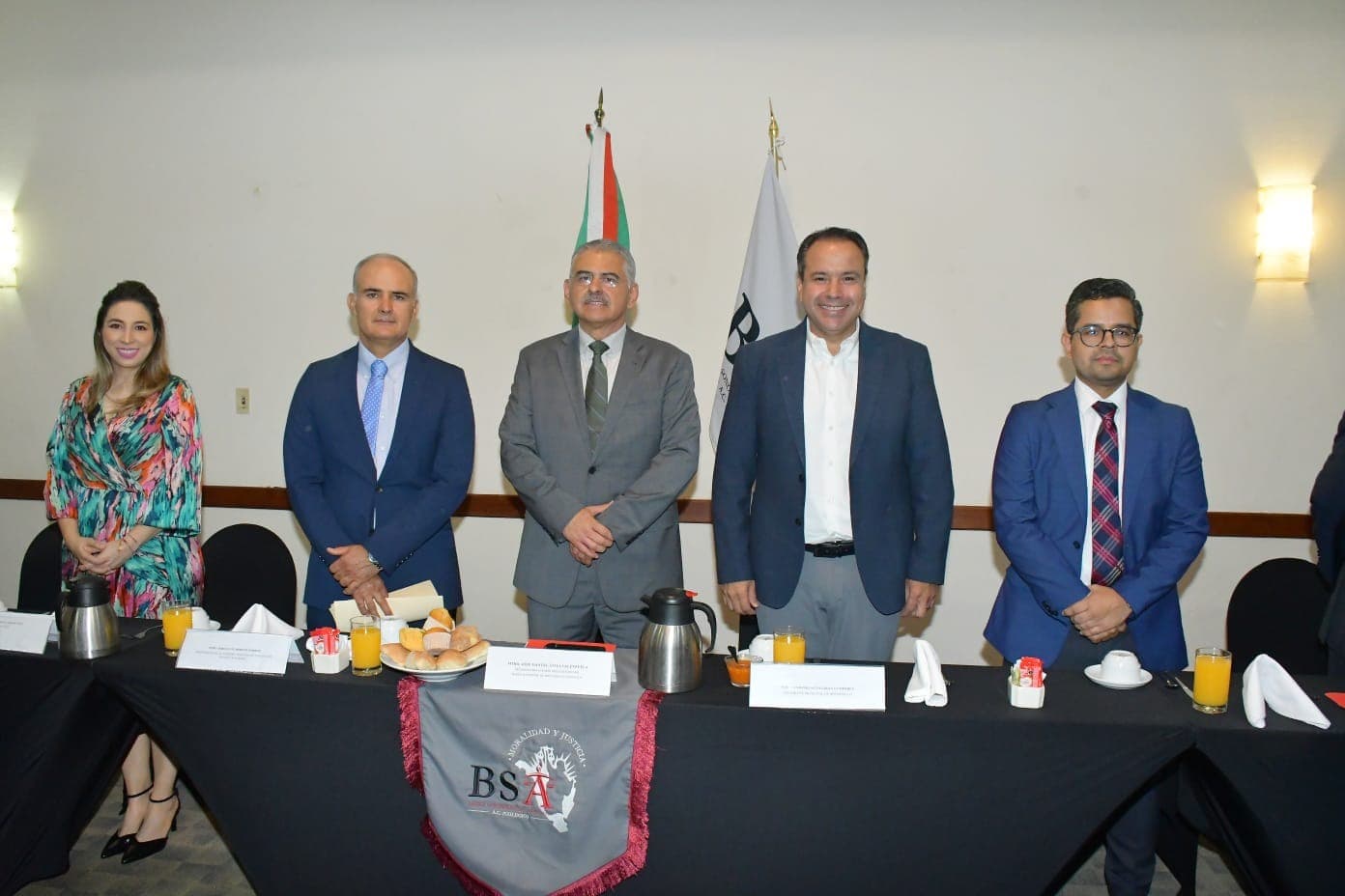 Alcalde Toño Astiazarán reconoce a integrantes de la Barra Sonorense de Abogados