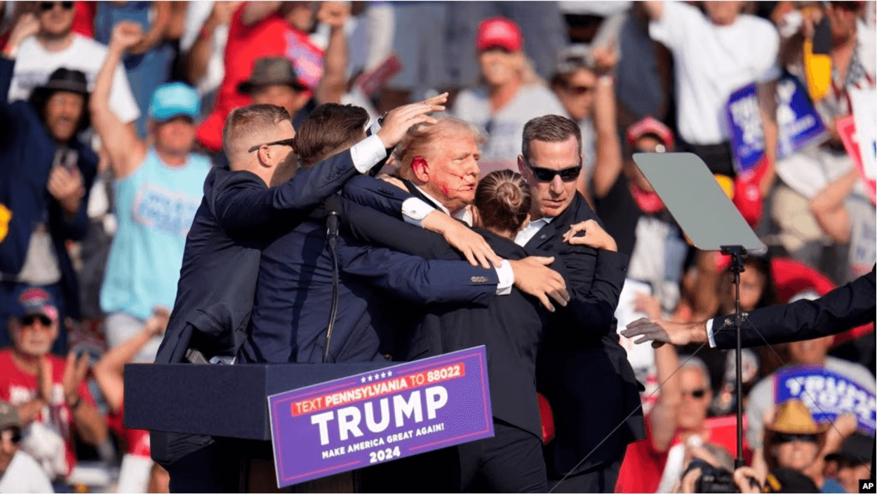 Disparos en mitin de Donald Trump en Pensilvania. El expresidente resultó herido en la oreja y fue resguardado por el Servicio Secreto