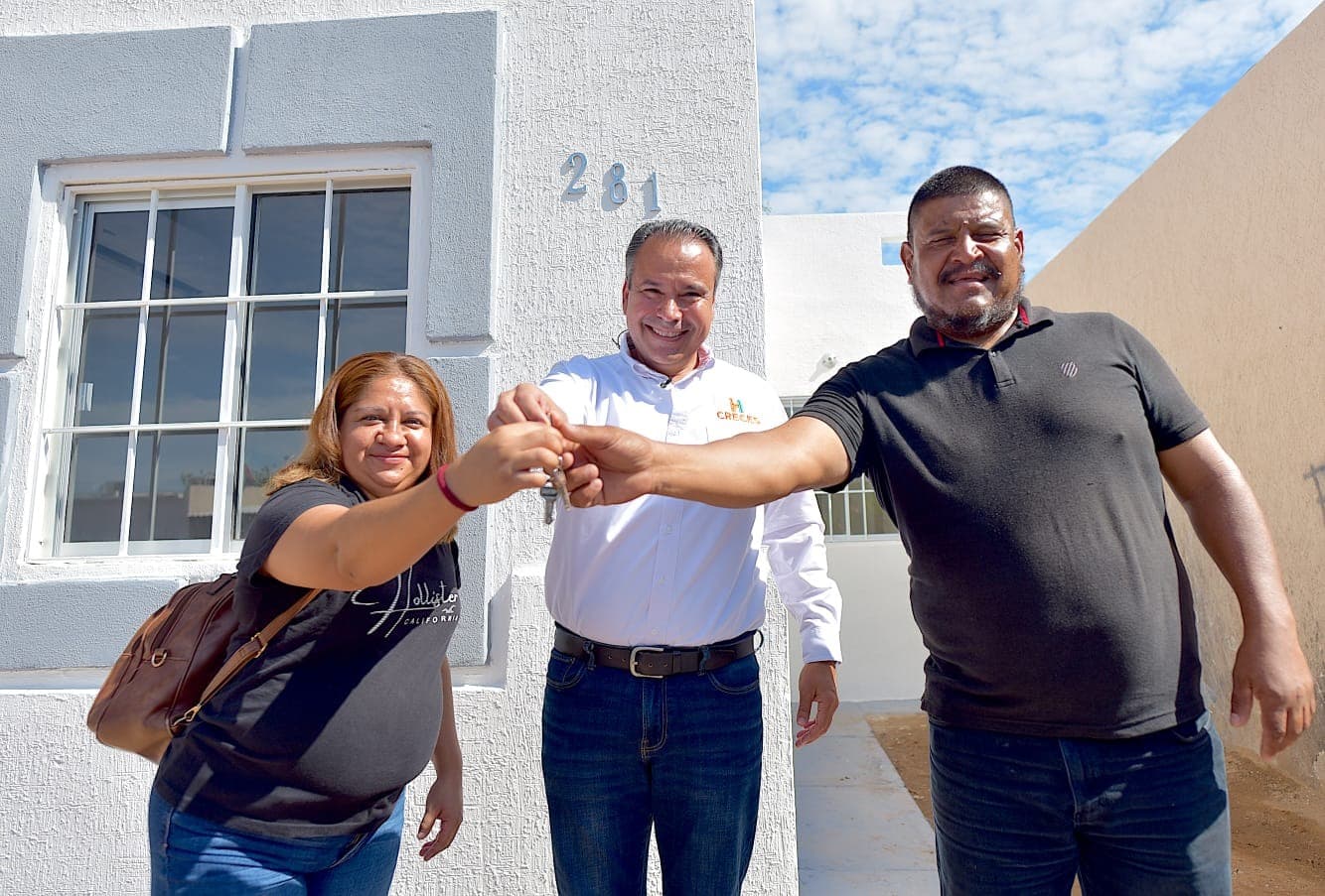 Alcalde Toño Astiazarán entrega vivienda rescatada a pareja con discapacidad auditiva