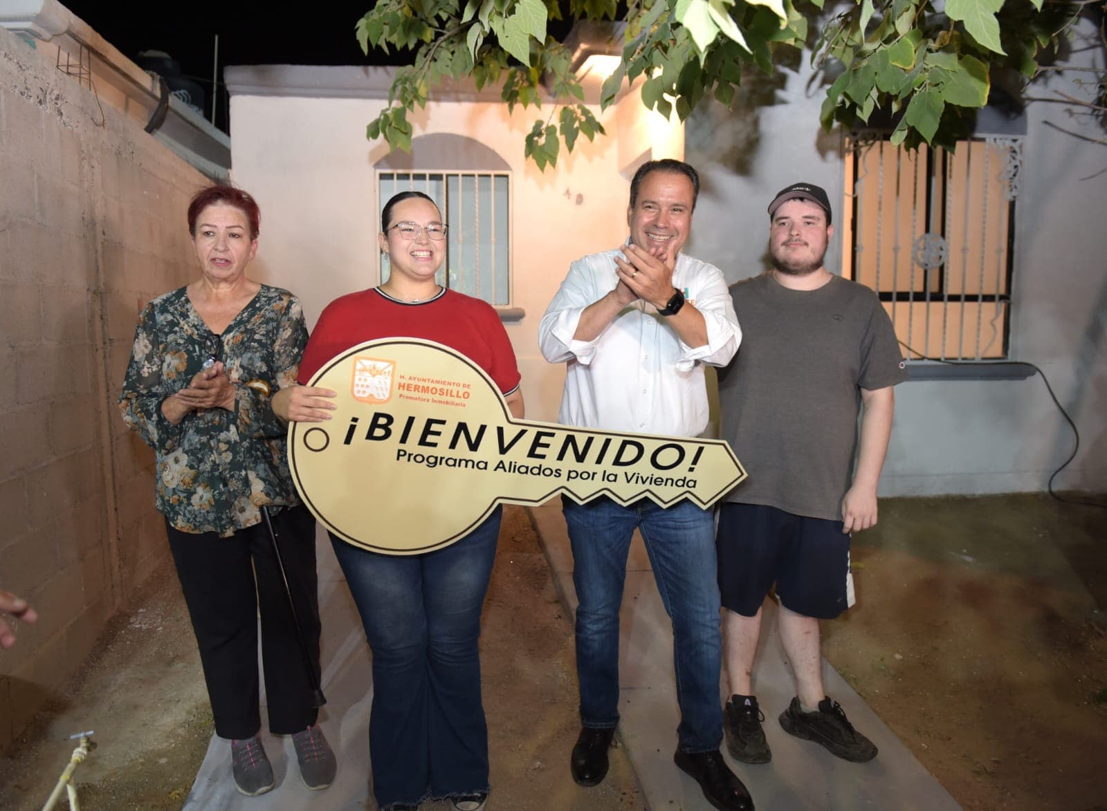 Entrega alcalde Toño Astiazarán a familia una vivienda más recuperada en Villa del Real