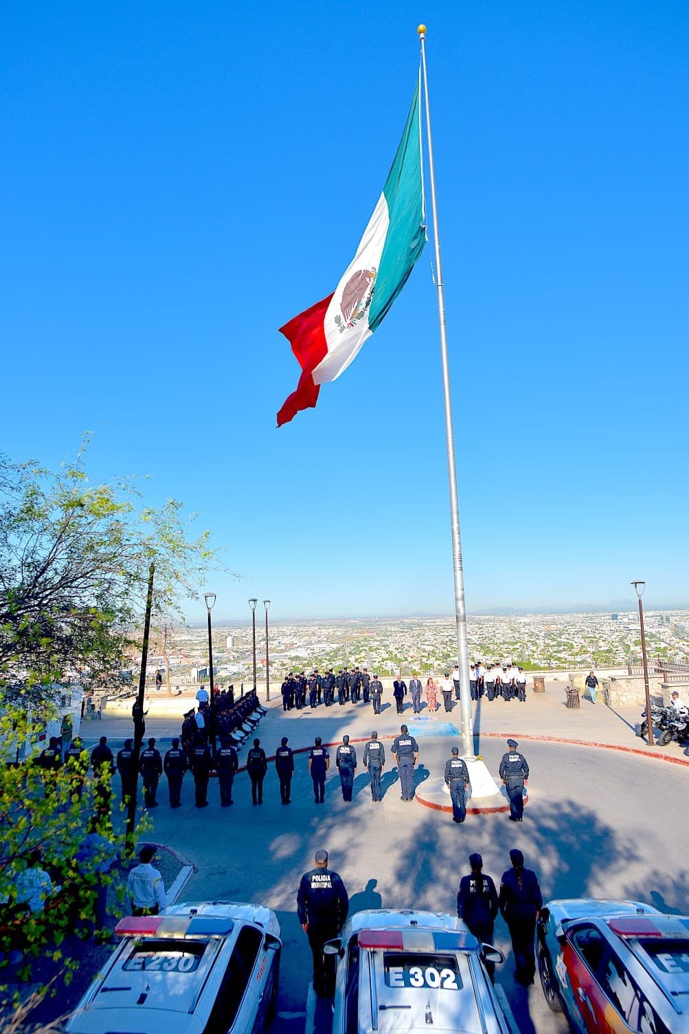 Alcalde Toño Astiazarán preside ceremonia cívica e izamiento de bandera