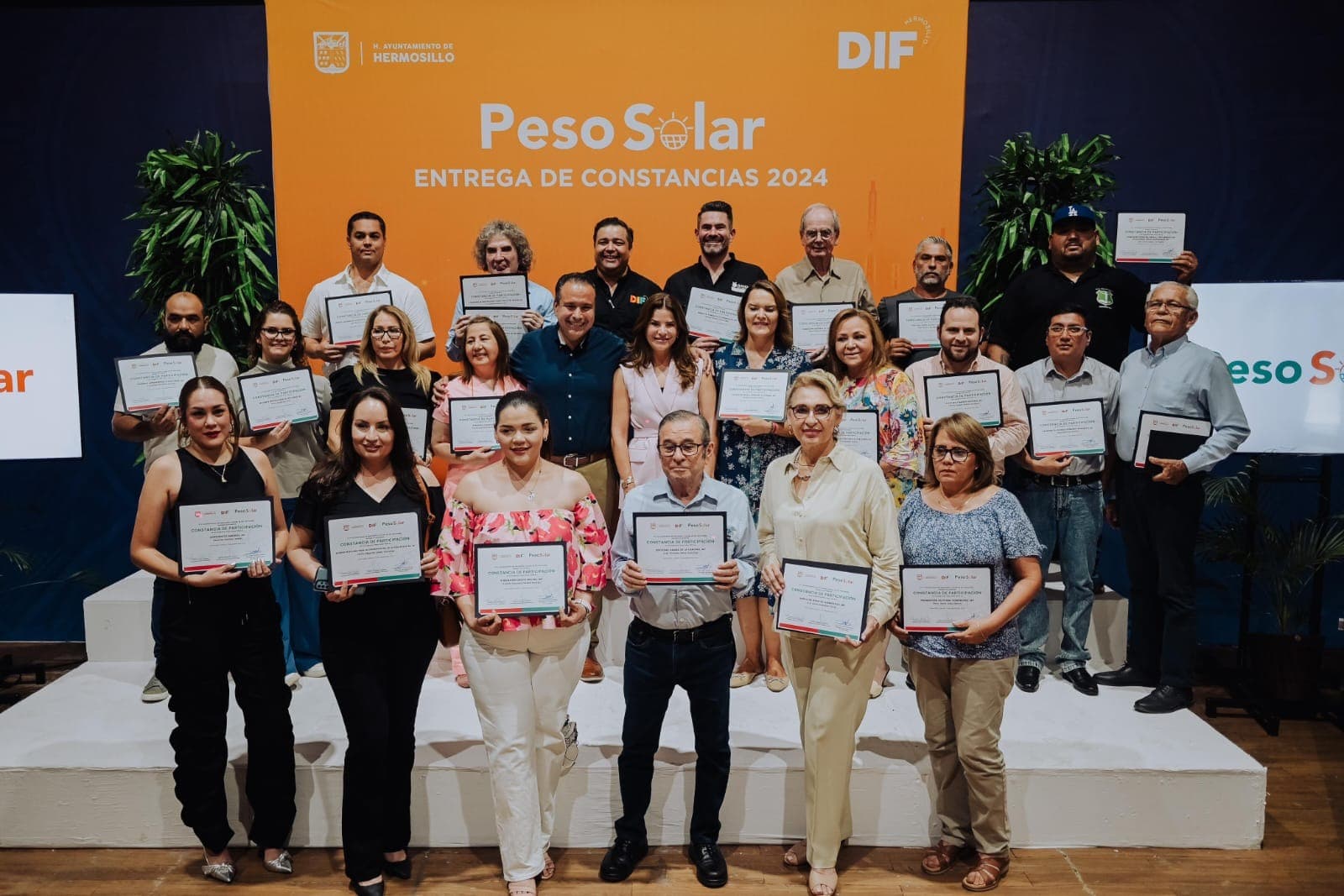 Patty Ruibal y Toño Astiazarán entregan apoyo en paneles solares y eficiencia energética a 22 organizaciones de ayuda social