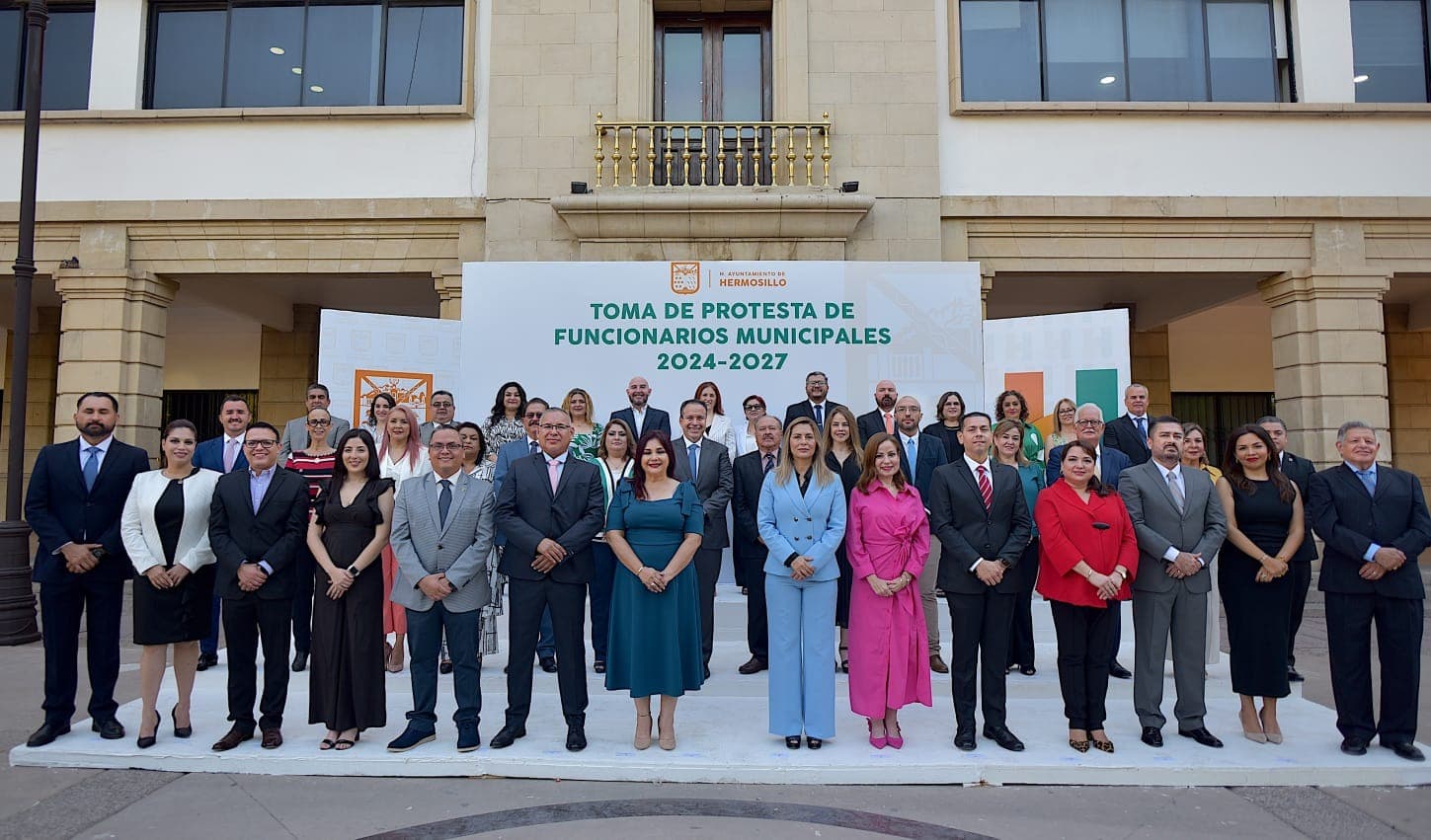 Alcalde Toño Astiazarán toma protesta a nuevos funcionarios municipales