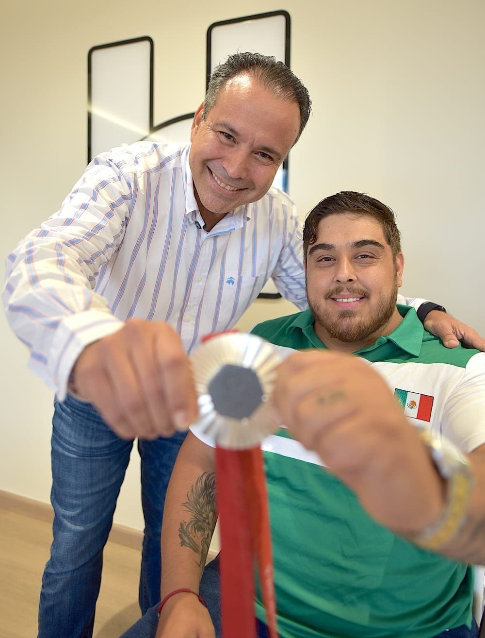 Toño Astiazarán reconoce logros del medallista paralímpico Edgar Ulises Fuentes