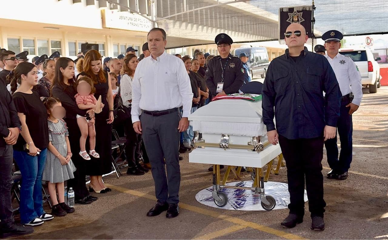 Alcalde Antonio Astiazarán participa en homenaje póstumo al agente Jesús Edgardo Valenzuela Soqui