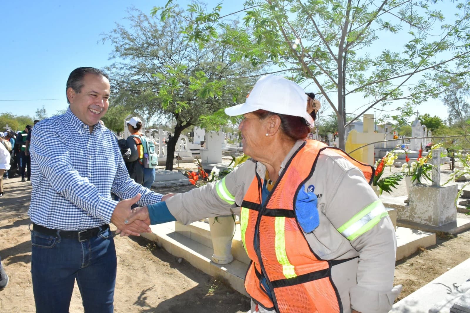 Alcalde Toño Astiazarán supervisa operativo de apoyo y seguridad a familias en panteones