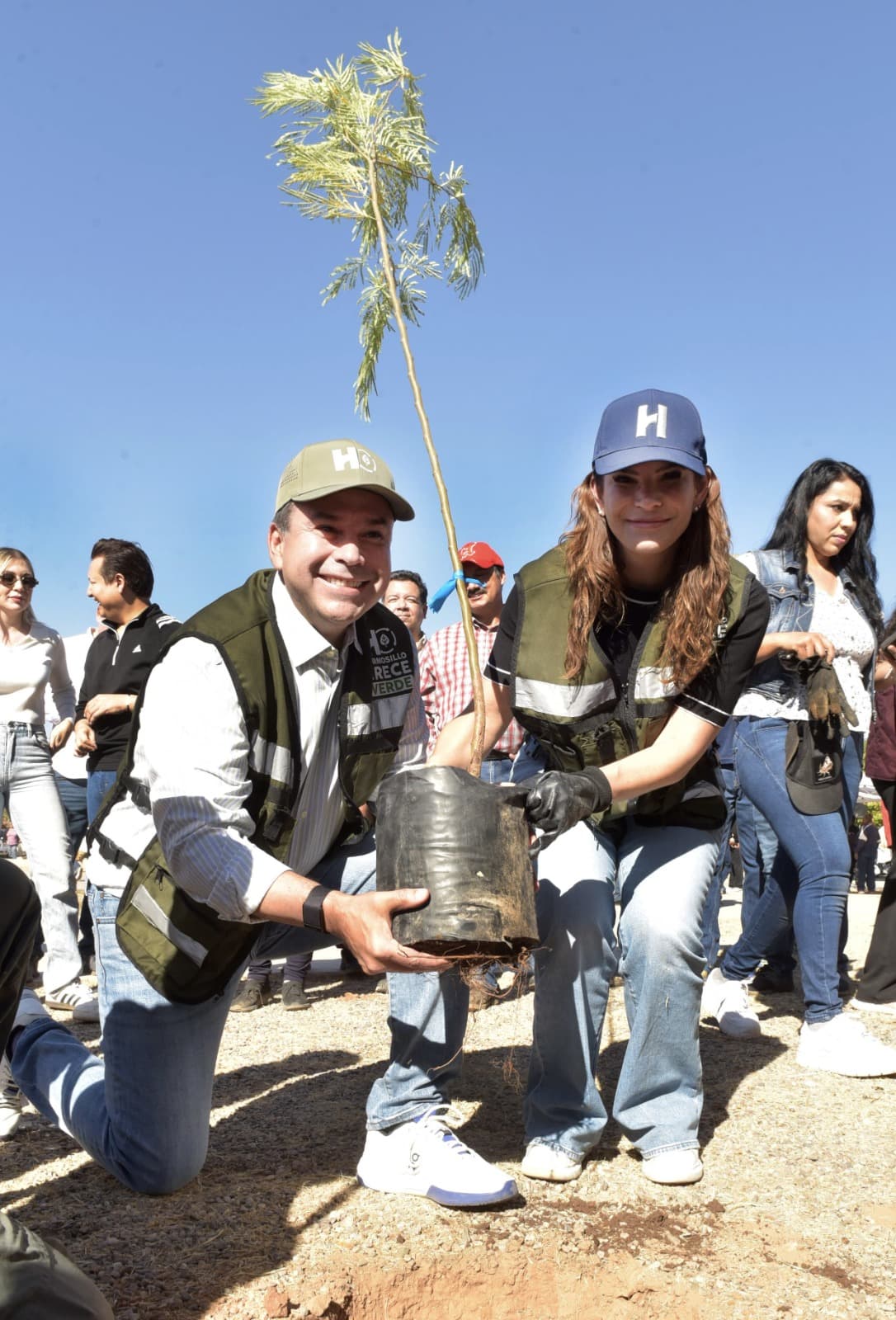 Llevan Toño Astiazarán y Patty Ruibal Hermosillo Crece Verde a La Cholla, con mega reforestación