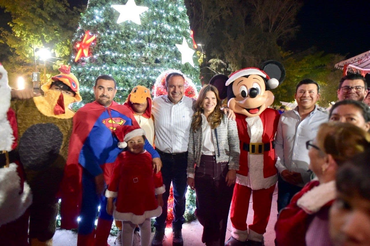 El alcalde Toño Astiazarán y su esposa Patty Ruibal encendieron gran árbol navideño en el Poblado Miguel Alemán