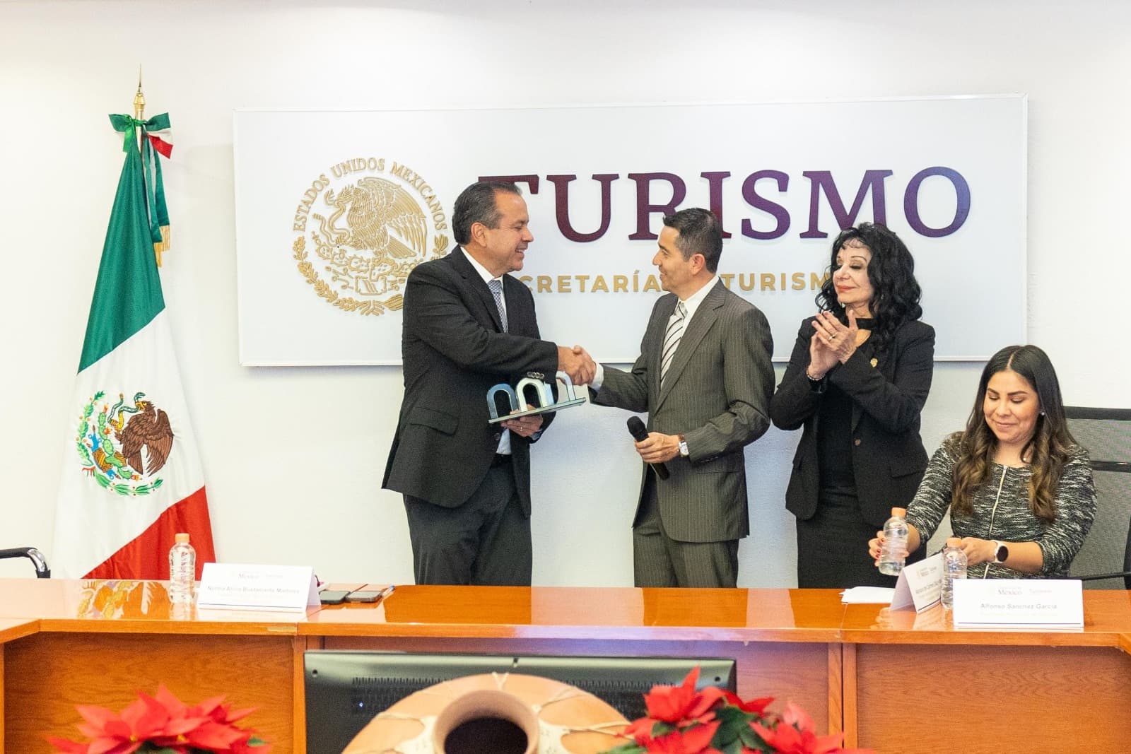 Recibe Antonio Astiazarán Distintivo a la Excelencia Municipal por programas de energía solar