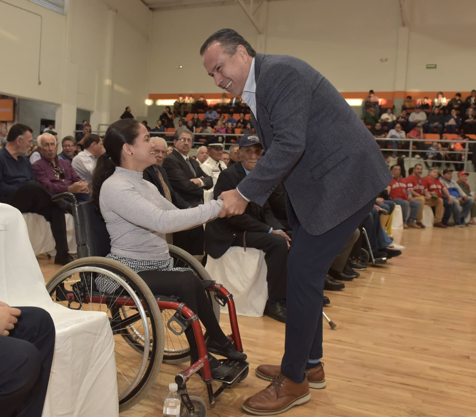 Toño Astiazarán aseguró a deportistas que cumplirá con su promesa de construir una unidad para deporte adaptado