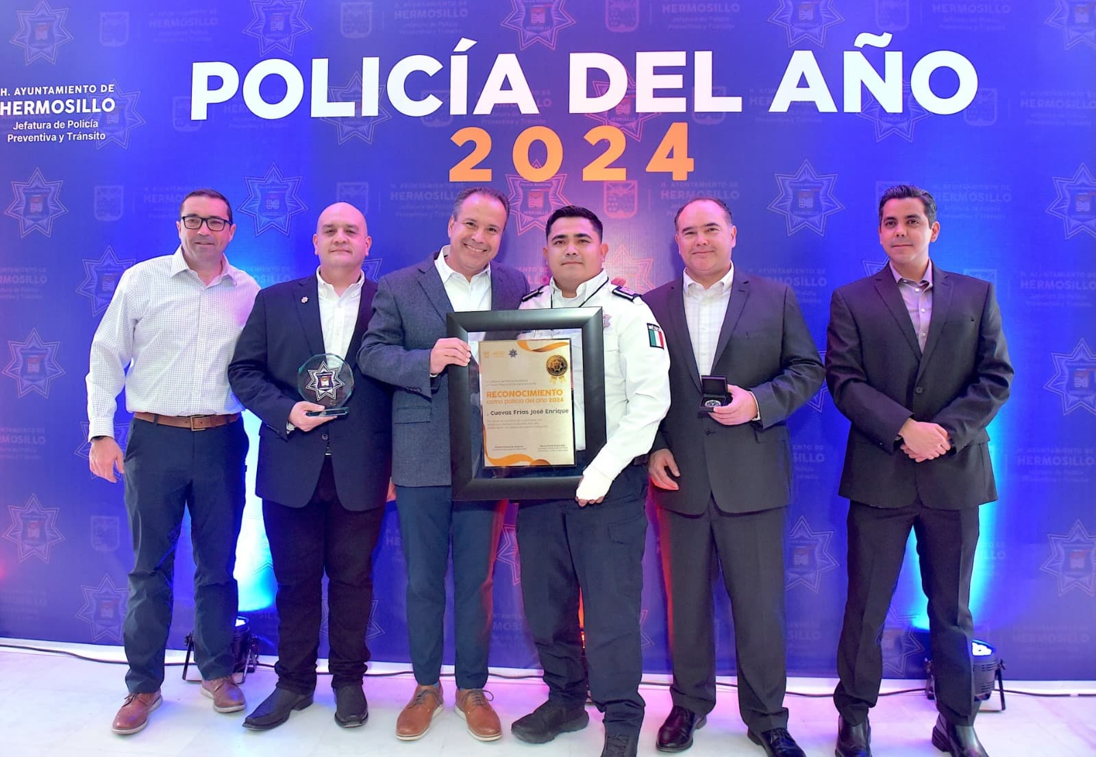 Alcalde Toño Astiazarán entrega reconocimiento a Policía del Año 2024