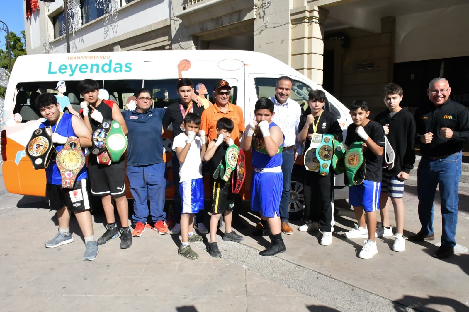 Alcalde Toño Astiazarán cumple con vehículo para traslado de deportistas hermosillenses