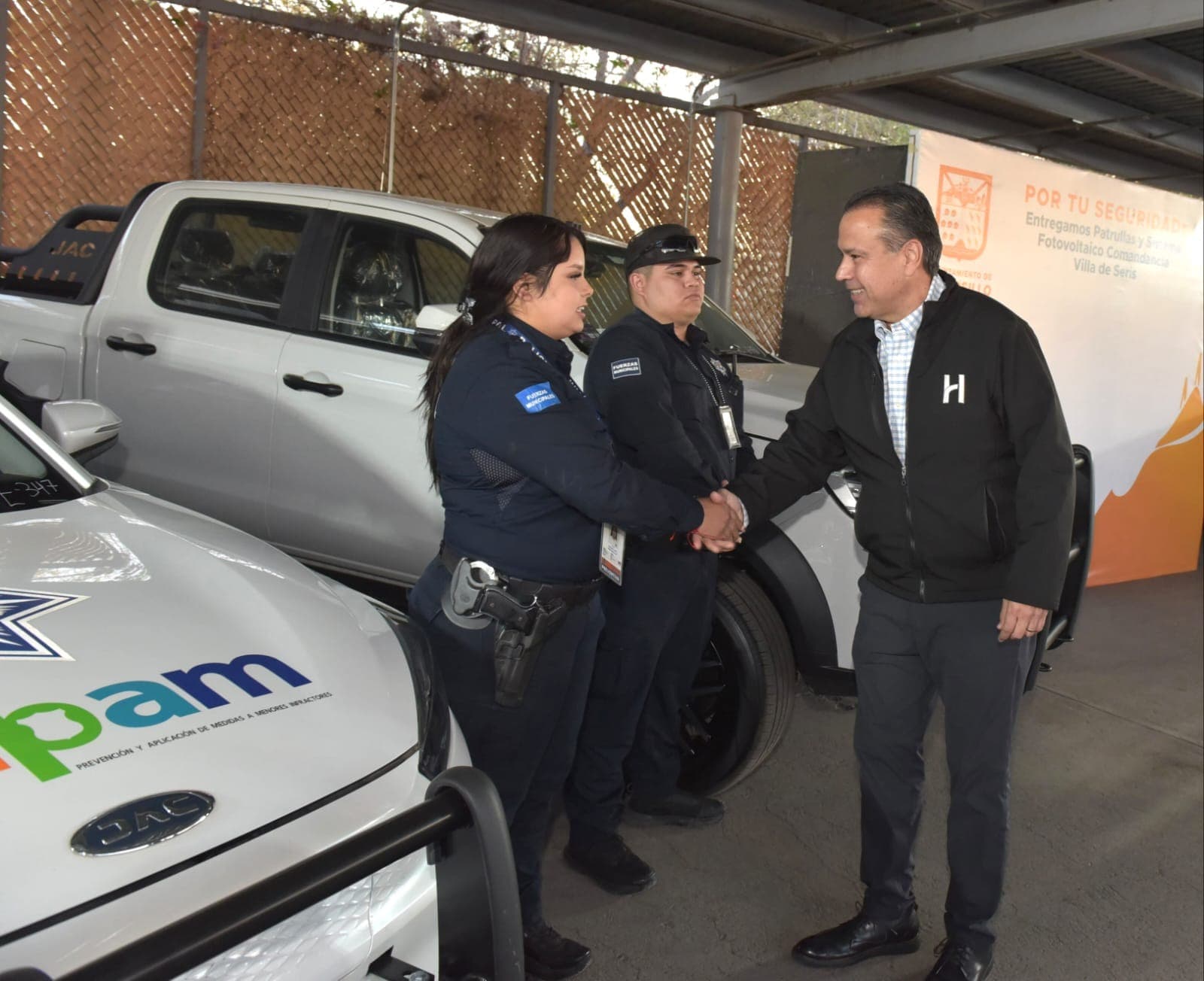 Alcalde Antonio Astiazarán entrega 10 patrullas eléctricas y sistema fotovoltaico en Comandancia Villa de Seris