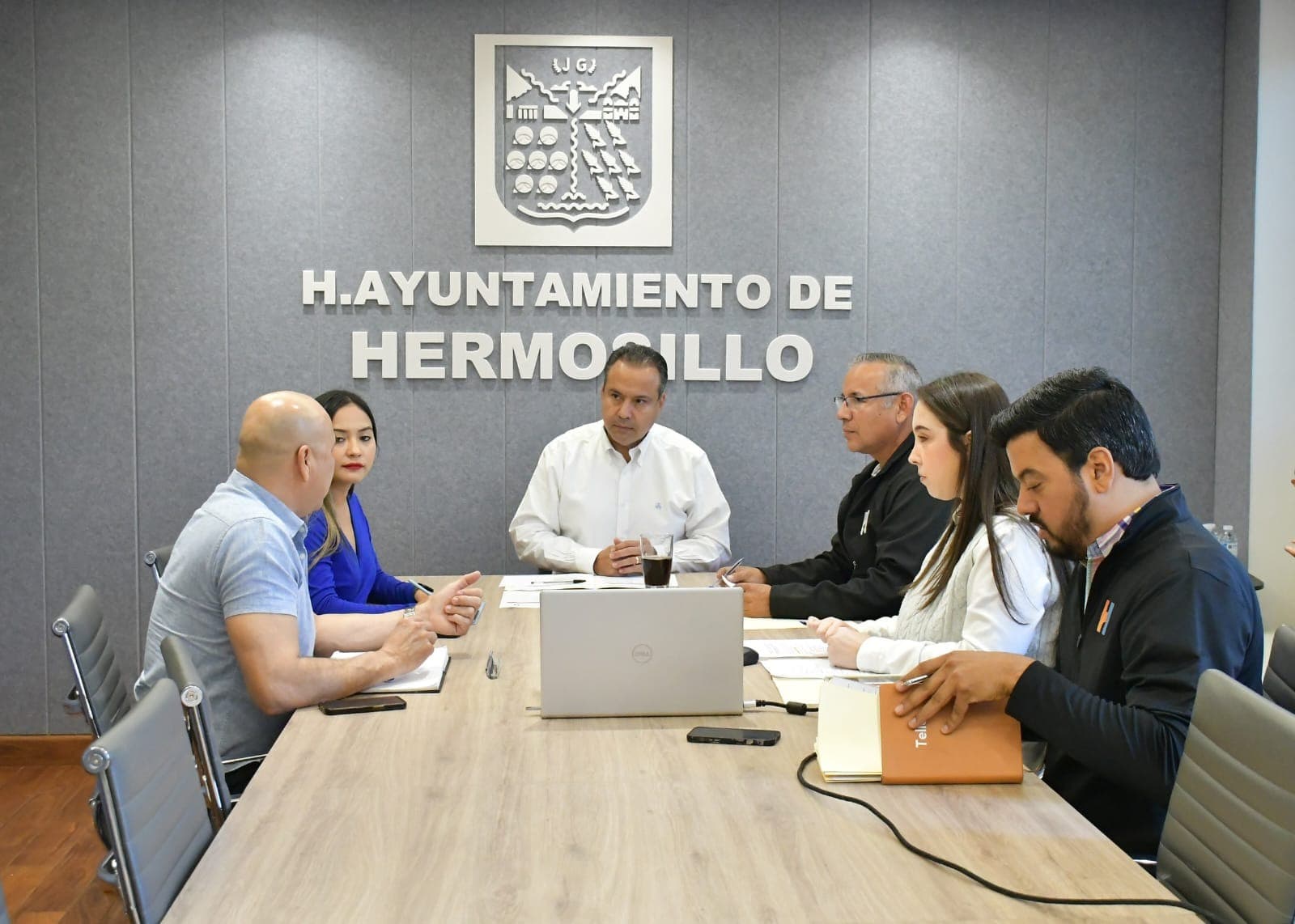 Entrega alcalde Toño Astiazarán apoyos a deportistas que participarán en competencias
