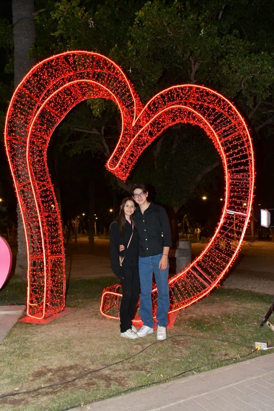 Disfrutan hermosillenses de una velada de micrófono abierto con “Dedícasela con el corazón”, en el Parque Madero