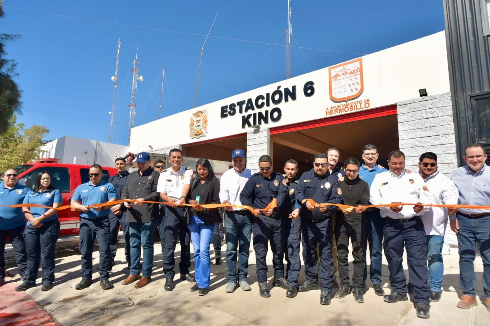 Alcalde Toño Astiazarán equipa con paneles solares comandancias del Poblado Miguel Alemán y Kino y entrega instalaciones para bomberos