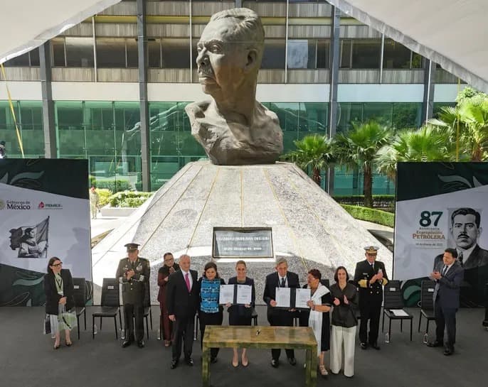 Presidenta Claudia Sheinbaum firma decreto para expedir ocho leyes secundarias en materia energética que recuperan a PEMEX y CFE como empresas públicas del estado