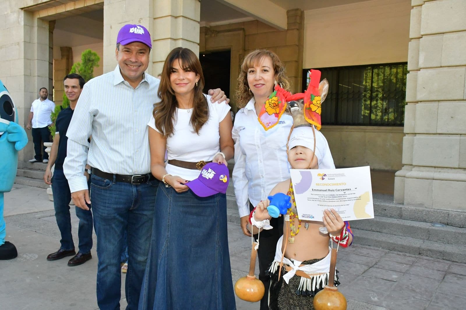 Reafirman Toño Astiazarán y Patty Ruibal compromiso con la inclusión al convivir con niñas y niños de club Teletón