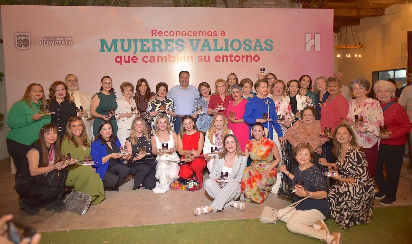 Toño Astiazarán y Patty Ruibal reconocen a “Mujeres Valiosas que Cambian su Entorno”