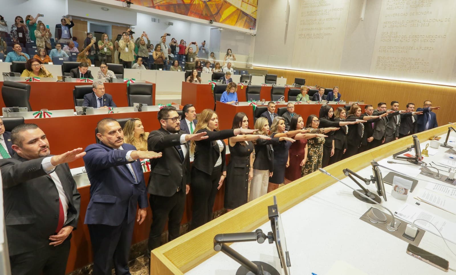 Rinden protesta personas juzgadoras ante el Congreso de Sonora