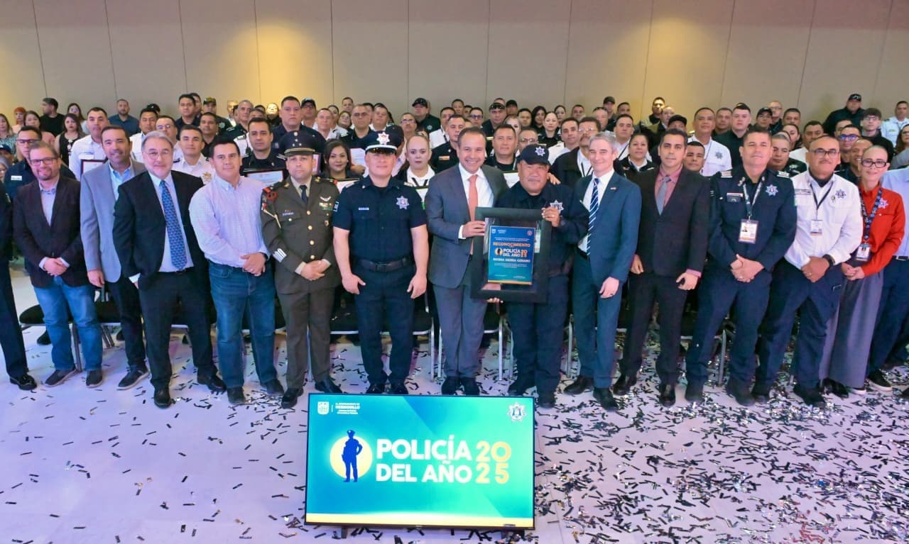 Alcalde Toño Astiazarán entrega condecoraciones y premia al Policía del Año 2025