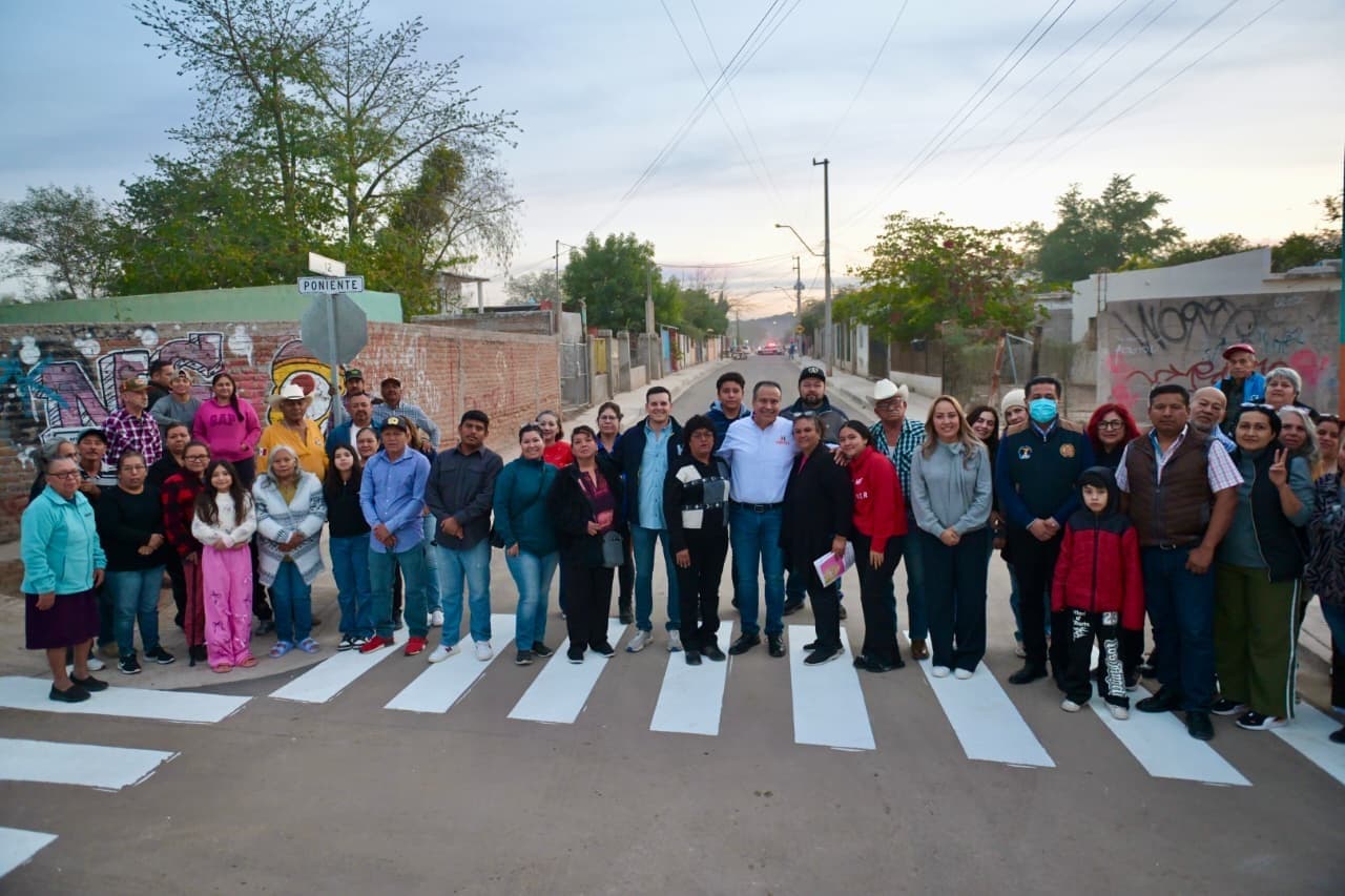 Entrega Toño Astiazarán pavimentación en Calle 12 de la colonia Nueva Esperanza