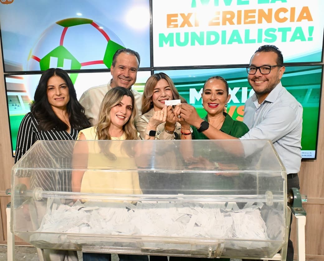 Toño Astiazarán premia a hermosillense cumplida con la promoción “Vive una Experiencia Mundialista”