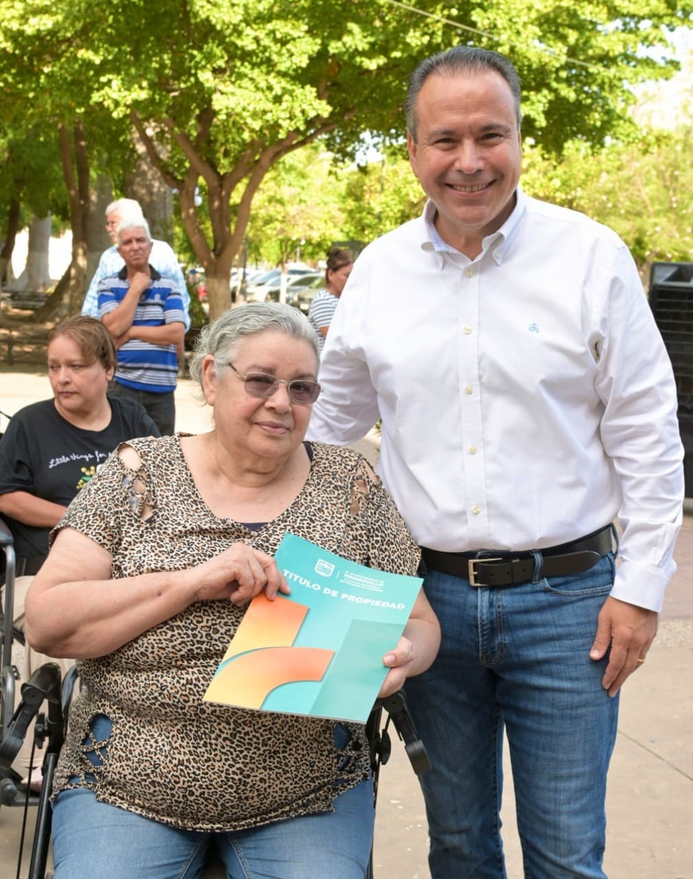 Después de muchos años de espera, 50 familias recibieron del alcalde Toño Astiazarán su título de propiedad