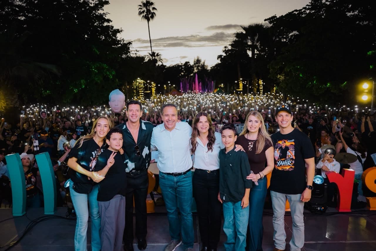 El cantante Yahir recibe el reconocimiento de “Hermosillense Distinguido”