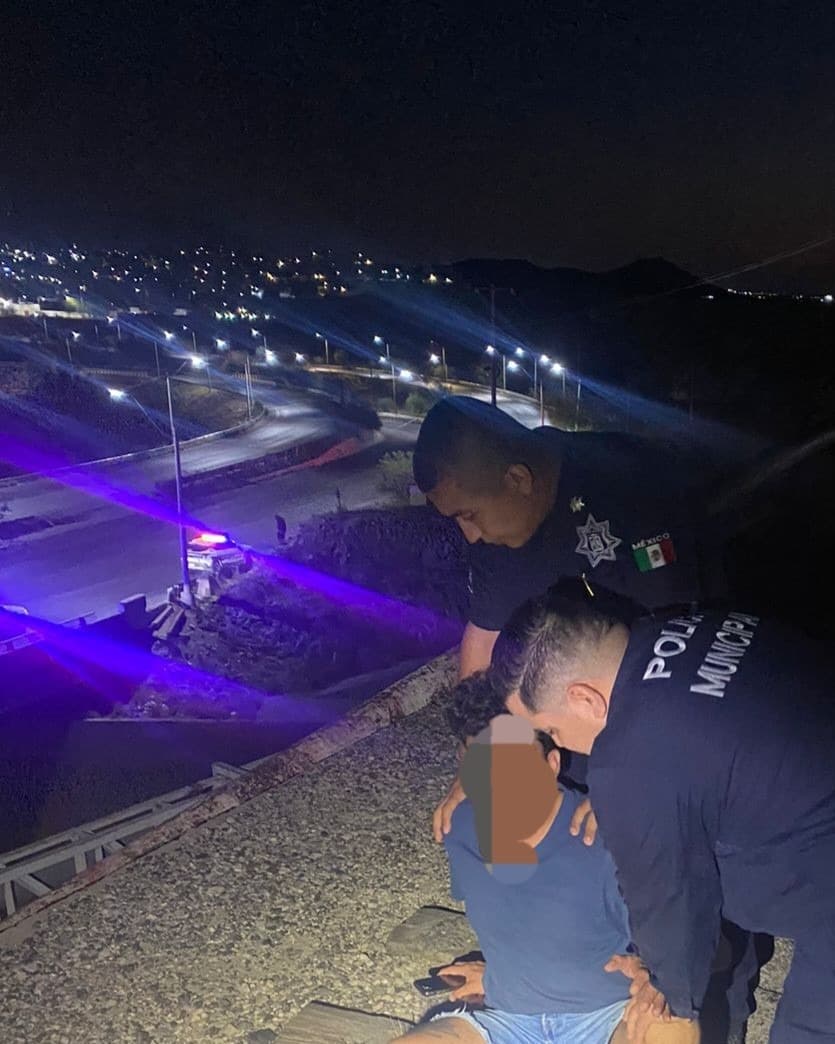 Evita Policía Preventiva se arroje joven del vertedor de la presa
