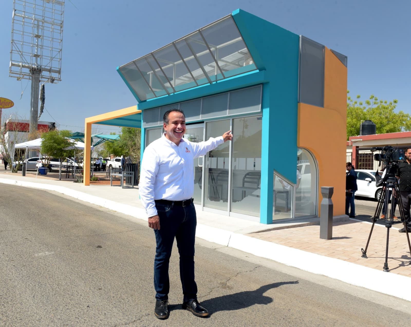Alcalde Toño Astiazarán supervisa prototipo de parada de transporte público
