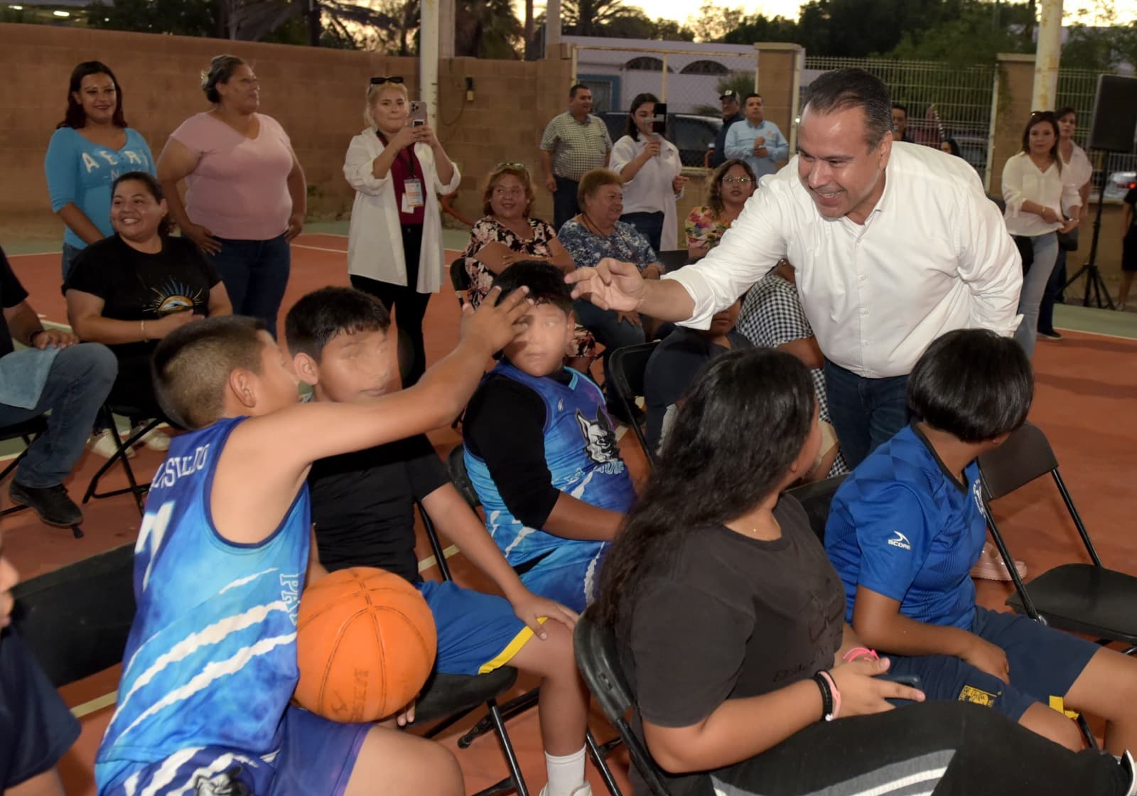 Entrega alcalde Toño Astiazarán rehabilitación de canchas de basquetbol en Bahía de Kino