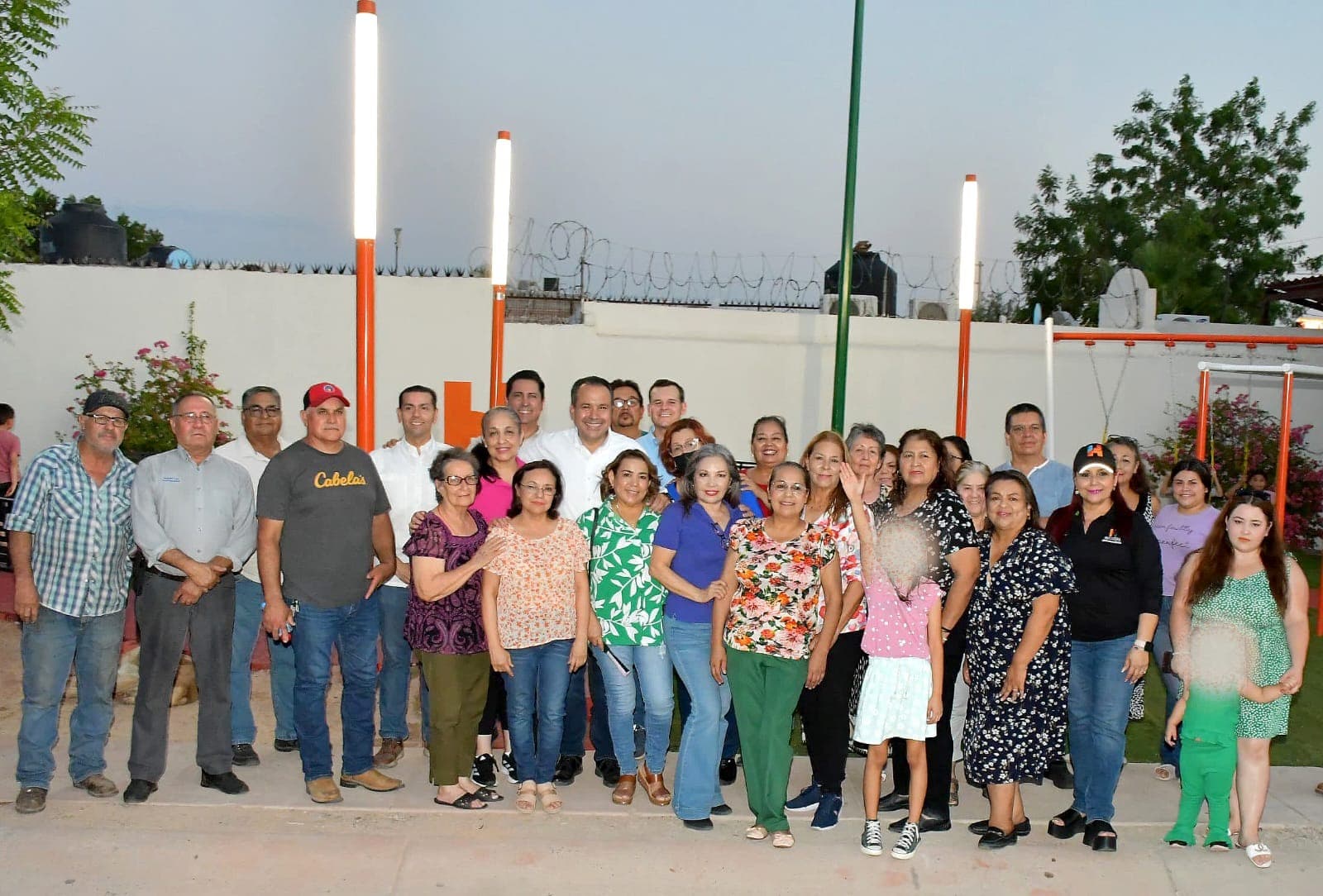 Entrega Toño Astiazarán rehabilitación de Parque La Esperanza