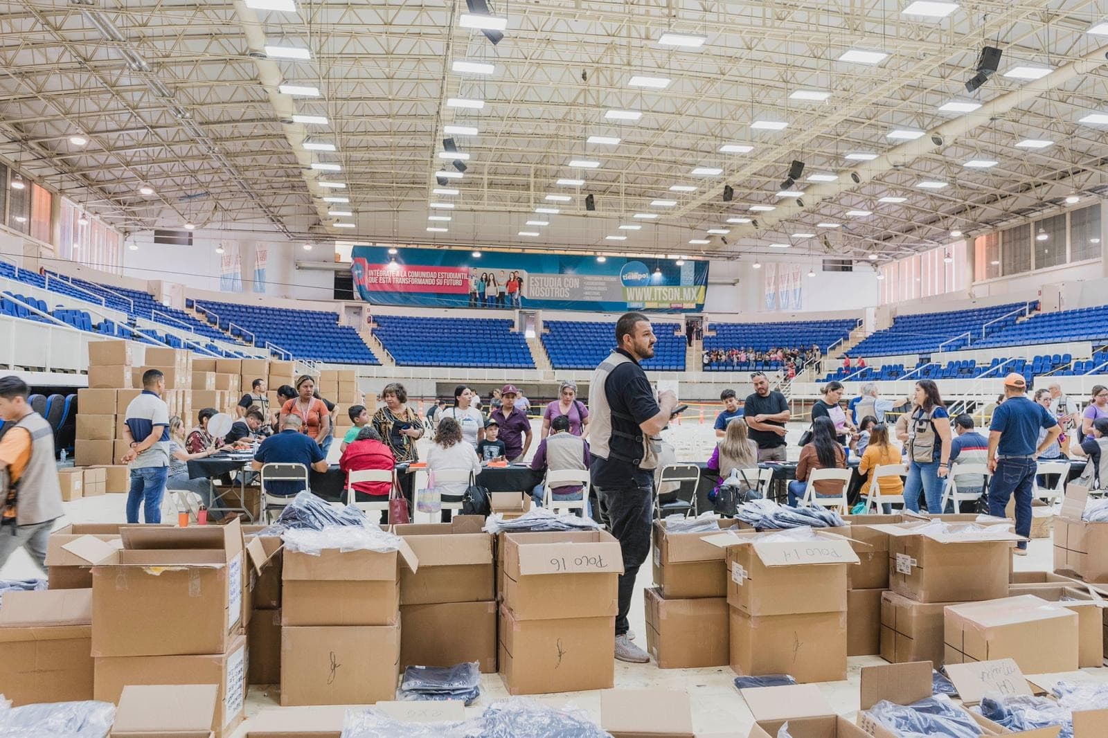 SEC supervisa entrega de uniformes y zapatos escolares gratuitos