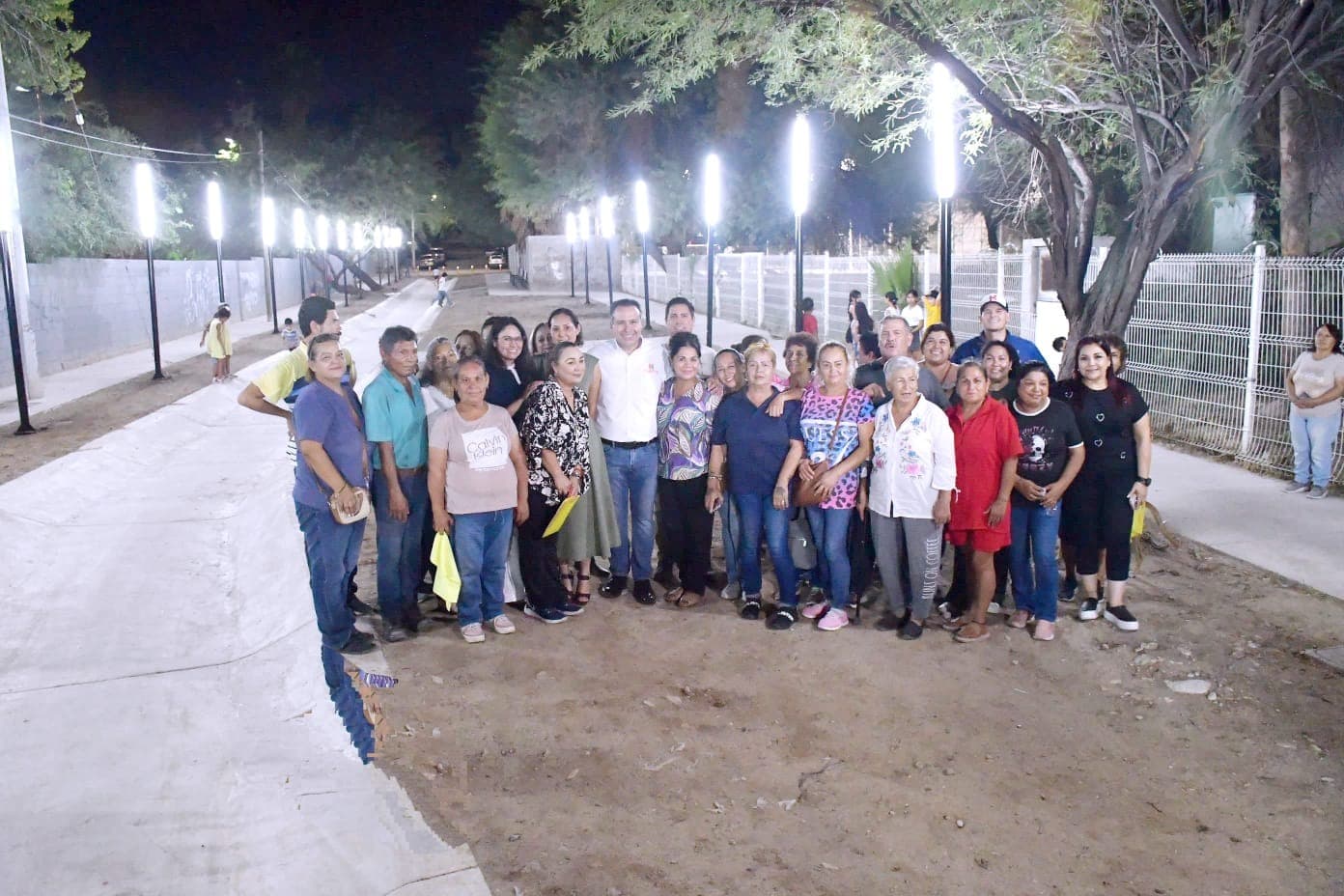 Toño Astiazarán entrega andador iluminado en la colonia Café Combate
