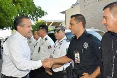 Alcalde Toño Astiazarán entrega patrulla a Centro de Respuesta Inmediata del fraccionamiento STAUS