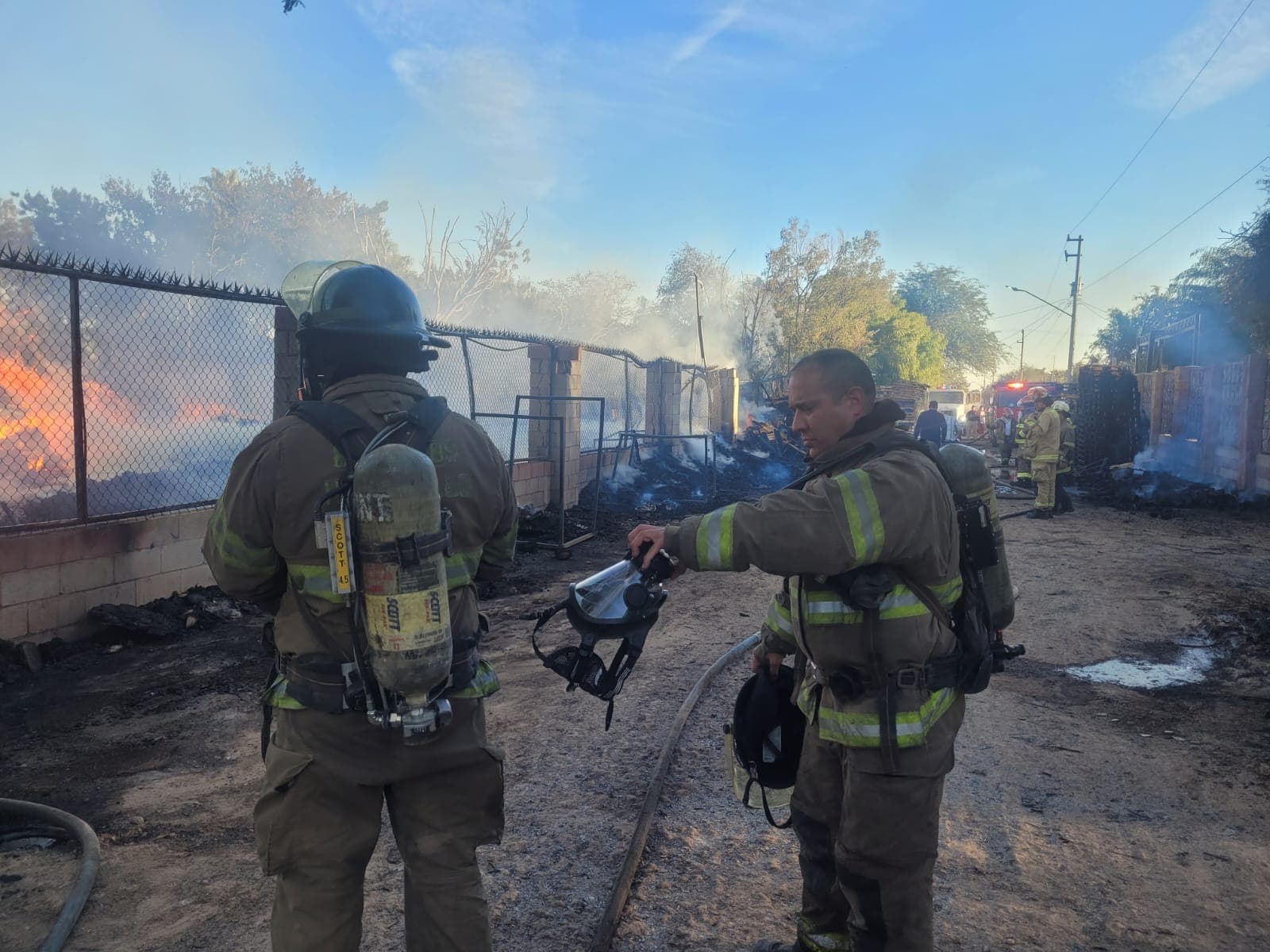 Sofocan Bomberos de Hermosillo incendio en una fábrica de tarimas de madera