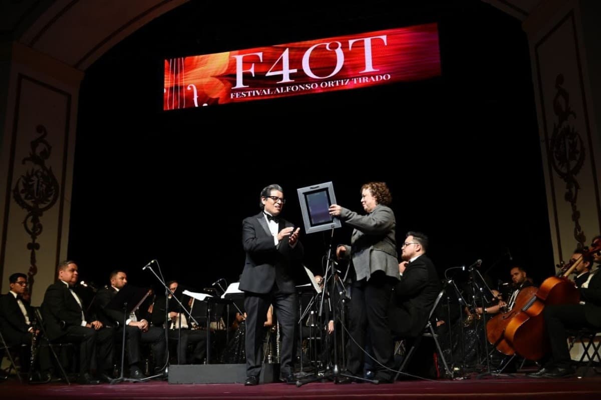Entrega Gobierno de Sonora reconocimiento a la Banda Sinfónica del Estado por su 45.º aniversario