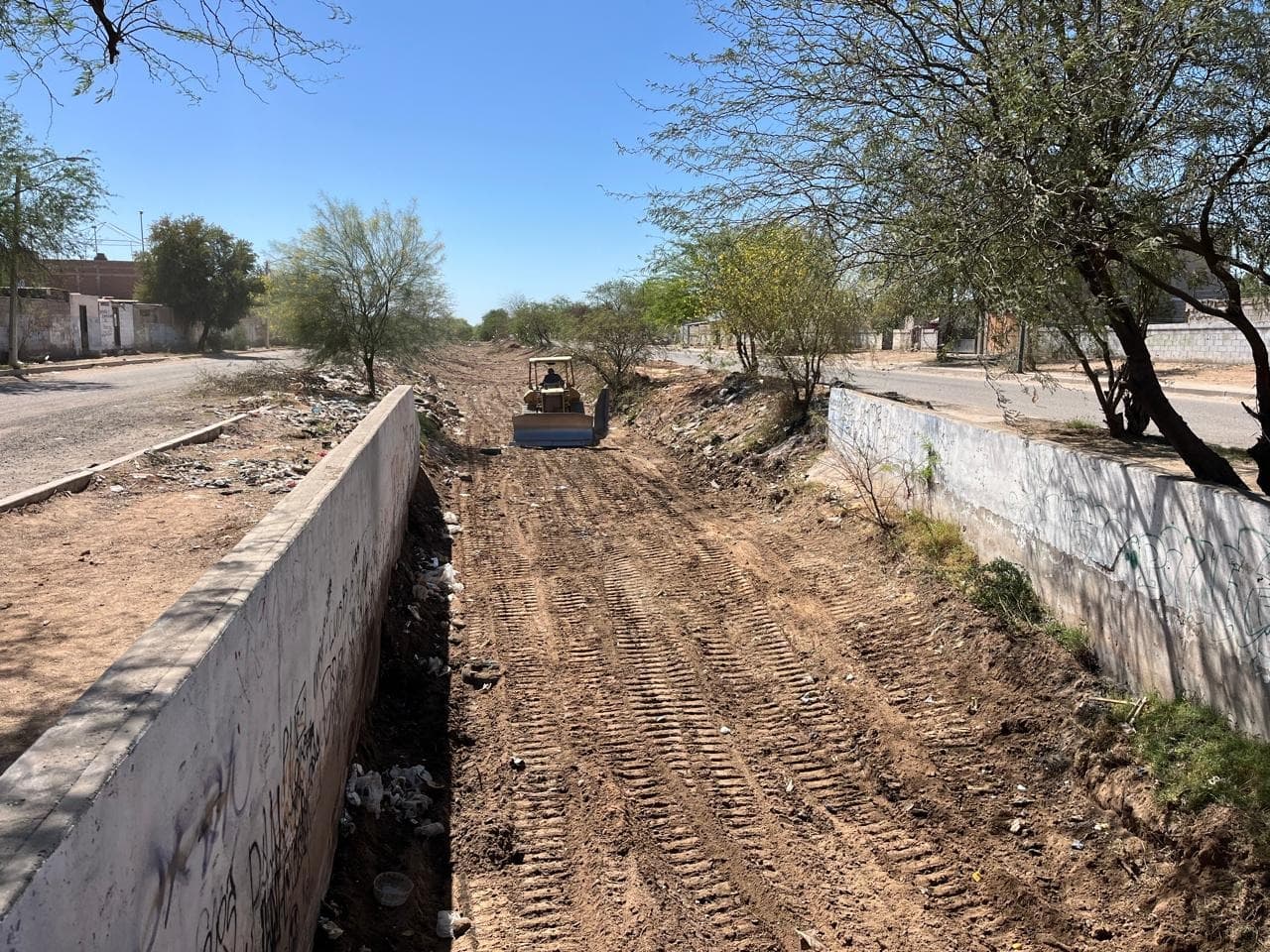 Ayuntamiento de Hermosillo tiene un avance del 90 por ciento en limpieza de canales