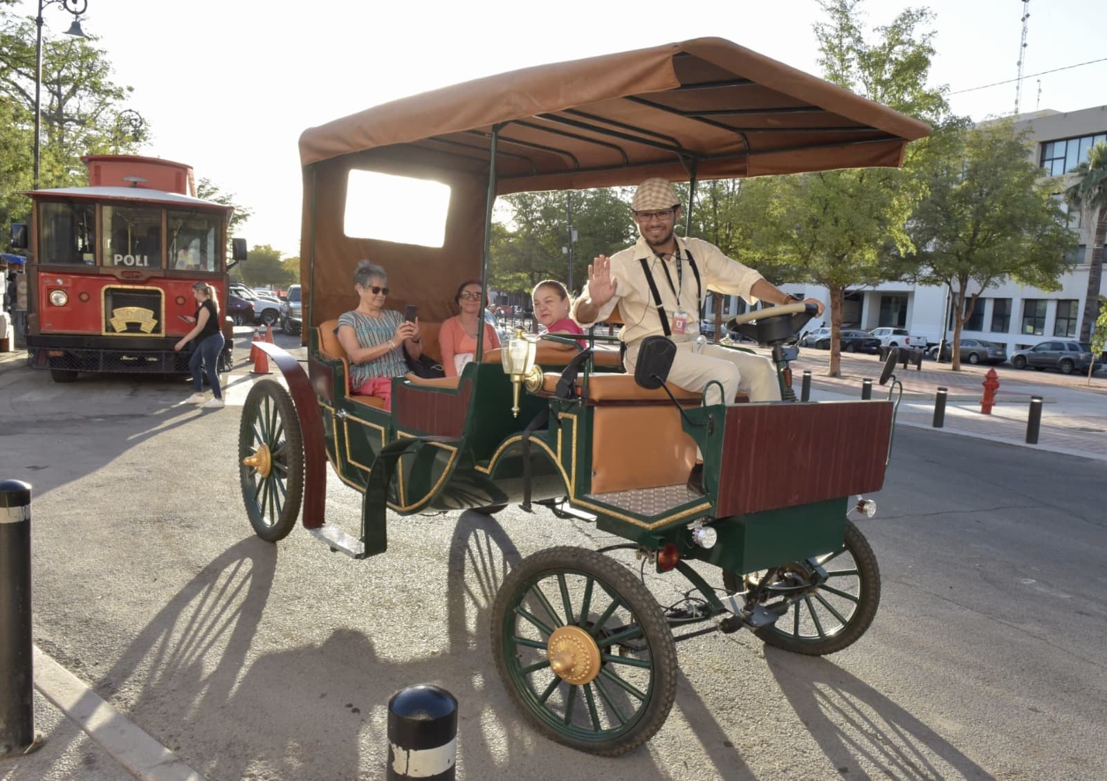Hermosillenses y visitantes disfrutan recorridos en Trolebús en Semana Santa